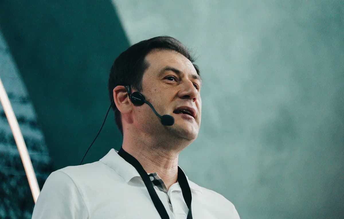 Founders and investors sharing stories and experiences at The Bridge.